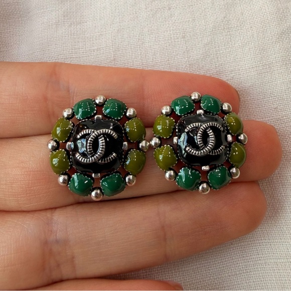 Jewelry - 💚Chanel CC Enamel Floral Stud Earrings☘️